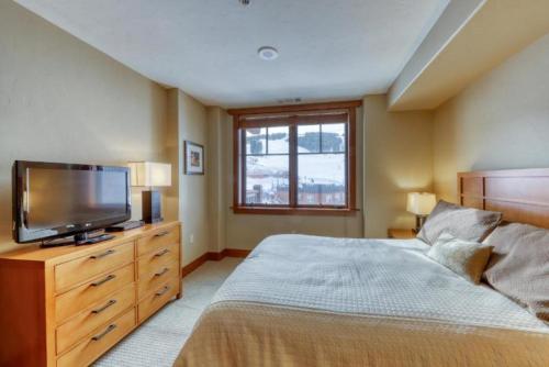 Luxury 2 Bedroom Ski In, Ski Out One Ski Hill Residence Located At The Base Of Peak 8 With Outdoor Plaza