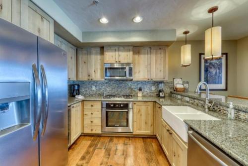 Kitchen, Luxury 2 Bedroom Ski In, Ski Out One Ski Hill Residence Located At The Base Of Peak 8 With Outdoor P in Breckenridge (CO)