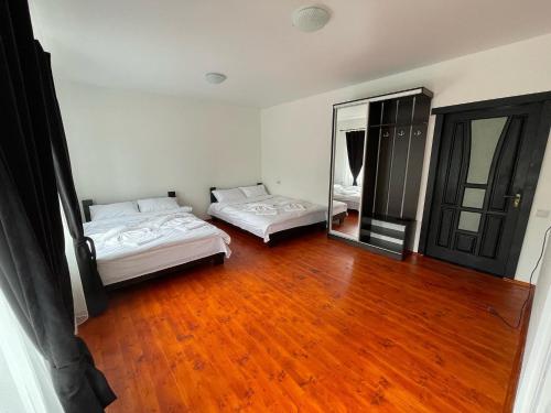 2 double beds