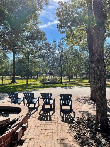 Relaxing Two-Bedroom Apartment or Studio on 13 Beautiful Wooded Acres In A Quiet Neighborhood in Tomball, USA