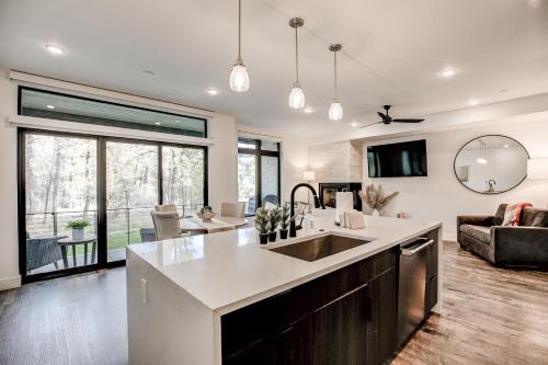 River West Ptarmigan Peak Condo - Upscale Riverfront Retreat in Silverthorne, USA