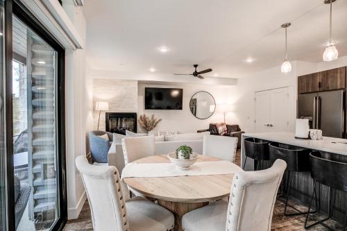 River West Ptarmigan Peak Condo - Upscale Riverfront Retreat in Silverthorne, USA