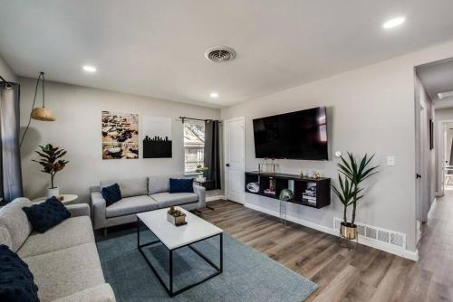 5BR-A/C-Full Kitchen-Smart TV-Backyard-Parking-BBQ