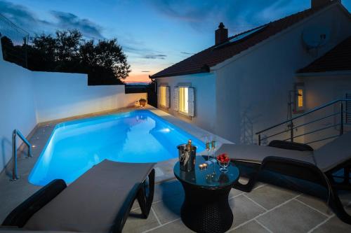 Úszómedence, Family friendly house with a swimming pool Nerezisca, Brac - 20132 in Nerezisca