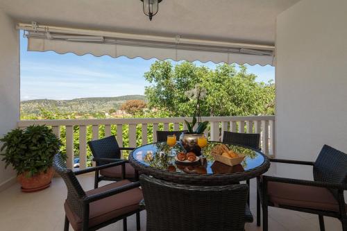 Erkély/terasz, Family friendly house with a swimming pool Nerezisca, Brac - 20132 in Nerezisca