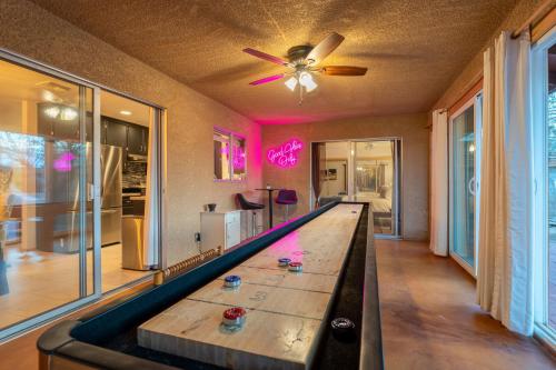 Tortoise Oasis - Hot tub, Shuffleboard, & More!, Yucca Valley (foto 8)