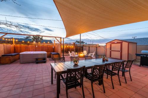 Tortoise Oasis - Hot Tub, Shuffleboard, & More! - Yucca Valley, CA