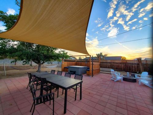 Tortoise Oasis - Hot tub, Shuffleboard, & More!, Yucca Valley (foto 10)