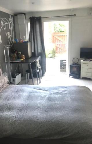 Belfast private room en-suite & own access