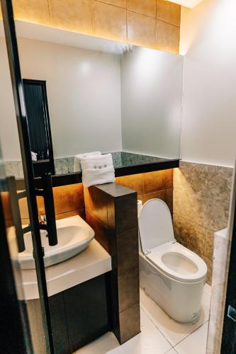 Bathroom, Hotel San Marco Davao in Ecoland