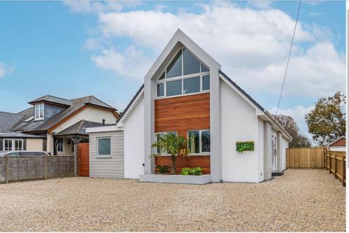 Luxury House close to Forest with outdoor Bath in Littledown and Iford