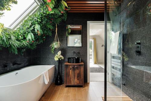 Luxury House close to Forest with outdoor Bath in Littledown and Iford