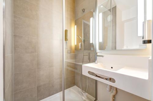 Bathroom, B&B HOTEL Paris Ivry Quai de Seine in Ivry-sur-Seine