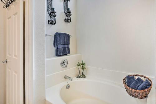 2 Mi to Coachella Indio Home with Fire Pit! 2 Mi to Coachella Indio Home with Fire Pit!