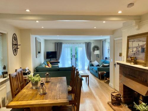 5Bed-10Guests-Fireplace-HotTub-Pets ok-Parking in 巴特爾