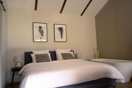 1 queen bed, 2 twin beds