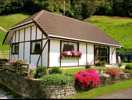 Skyline Mountain View Cottage