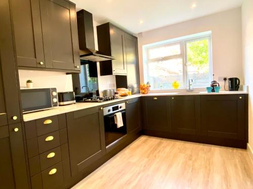 Picture of Brand New 2022 Beautiful & Stylish 2 Bedroom Apartment - 5 Minute Walk To The Best Beach - Great Loc