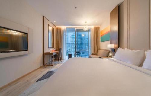 Deluxe Double Room with Balcony image 2