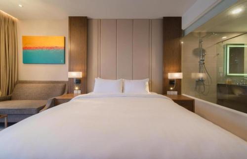 Deluxe Double Room with Balcony image 3