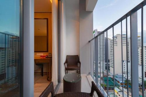 Deluxe Double Room with Balcony image 6