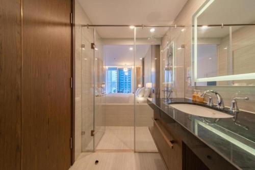 Deluxe Double Room with Balcony image 5