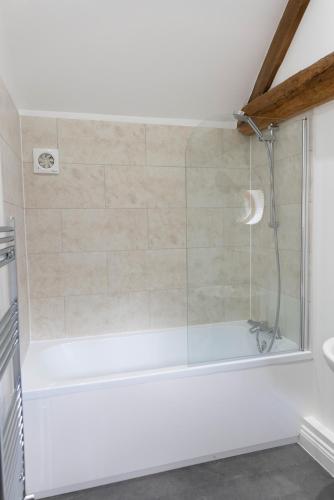Lovely 1-bed studio & bathroom in converted barn near Newark Show-Ground in Stapleford