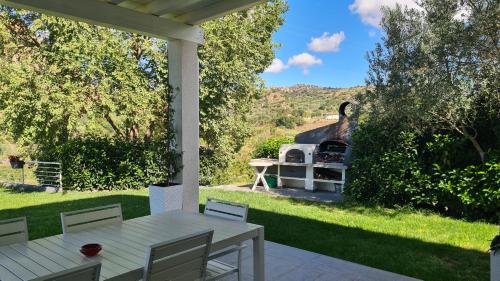  Villa con piscina in Leonforte