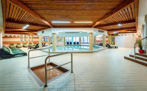 อ่างแช่น้ำพุร้อน, โรงแรมฮังเกสต์ เพเลียน (Hunguest Hotel Pelion) in ทัพโพลค่า