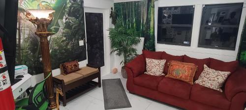 Palm Springs 3-Bedroom 2-Bath 5 Miles to the Beach in Lake Worth