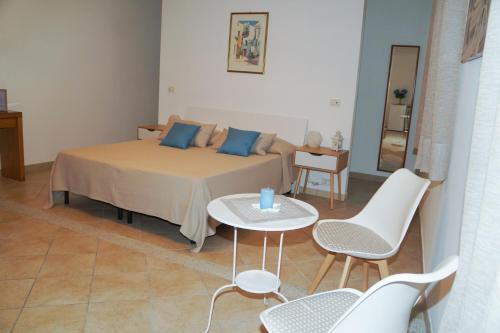 Double Room with Garden View image 8