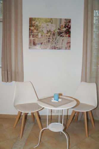 Double Room with Garden View image 3