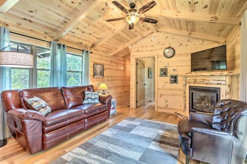 Clover Cabin with Hot Tub and Deck in Hocking Hills!