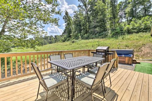 Clover Cabin with Hot Tub and Deck in Hocking Hills!