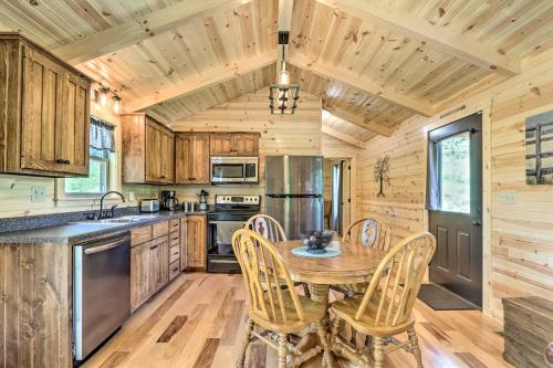 Clover Cabin with Hot Tub and Deck in Hocking Hills!