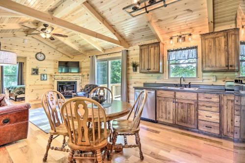 Clover Cabin with Hot Tub and Deck in Hocking Hills!