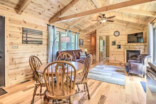 Clover Cabin with Hot Tub and Deck in Hocking Hills!