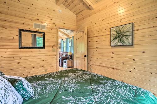 Clover Cabin with Hot Tub and Deck in Hocking Hills!