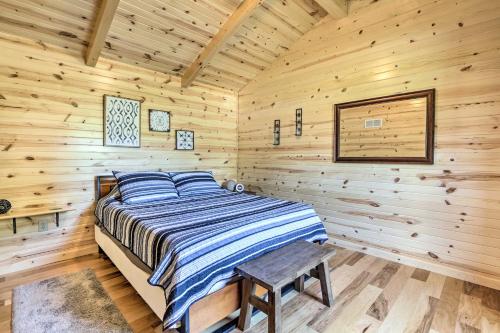 Clover Cabin with Hot Tub and Deck in Hocking Hills!