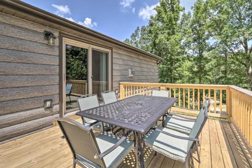 Clover Cabin with Hot Tub and Deck in Hocking Hills!