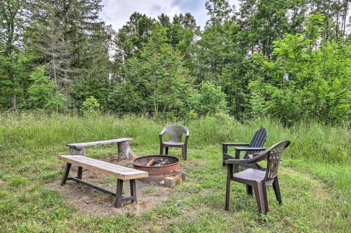 Clover Cabin with Hot Tub and Deck in Hocking Hills!