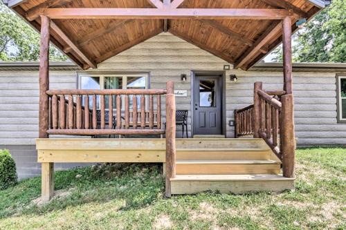 Clover Cabin with Hot Tub and Deck in Hocking Hills!