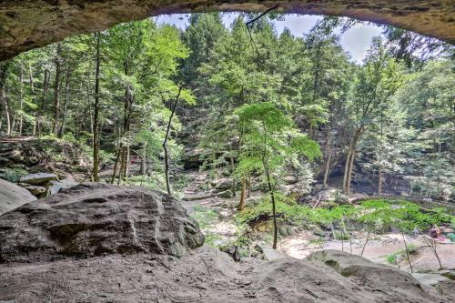 Clover Cabin with Hot Tub and Deck in Hocking Hills!