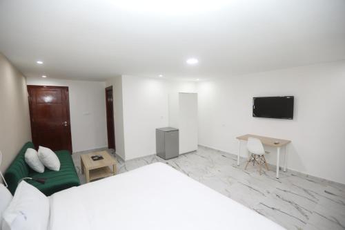 2 twin beds, 1 sofa bed
