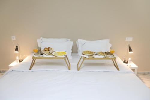 1 king bed, 1 sofa bed