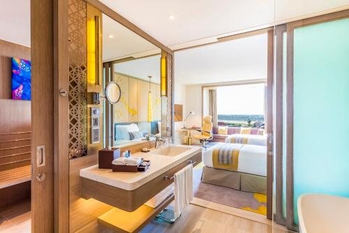 401029575 Crowne Plaza Vientiane by IHG
