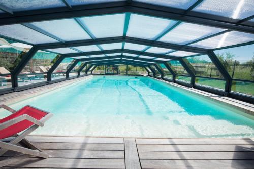 Swimming pool, Chambres d'hotes Domaine de Nazere in Avezan