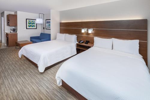 2 twin beds, 1 sofa bed
