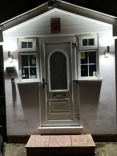 Large Double Bedroom with free on site parking max car length 5 metres 4