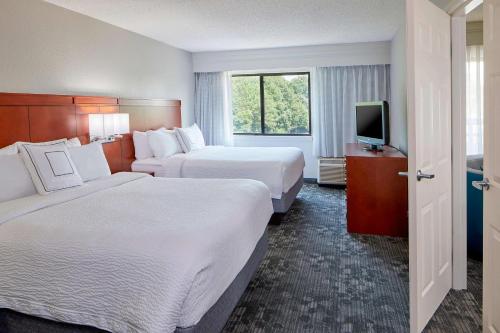 One Bedroom Suite Two Queens